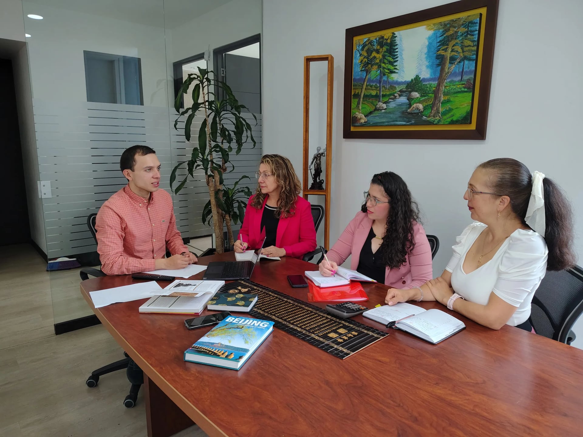 Equipo legal asesorando a padres de intención